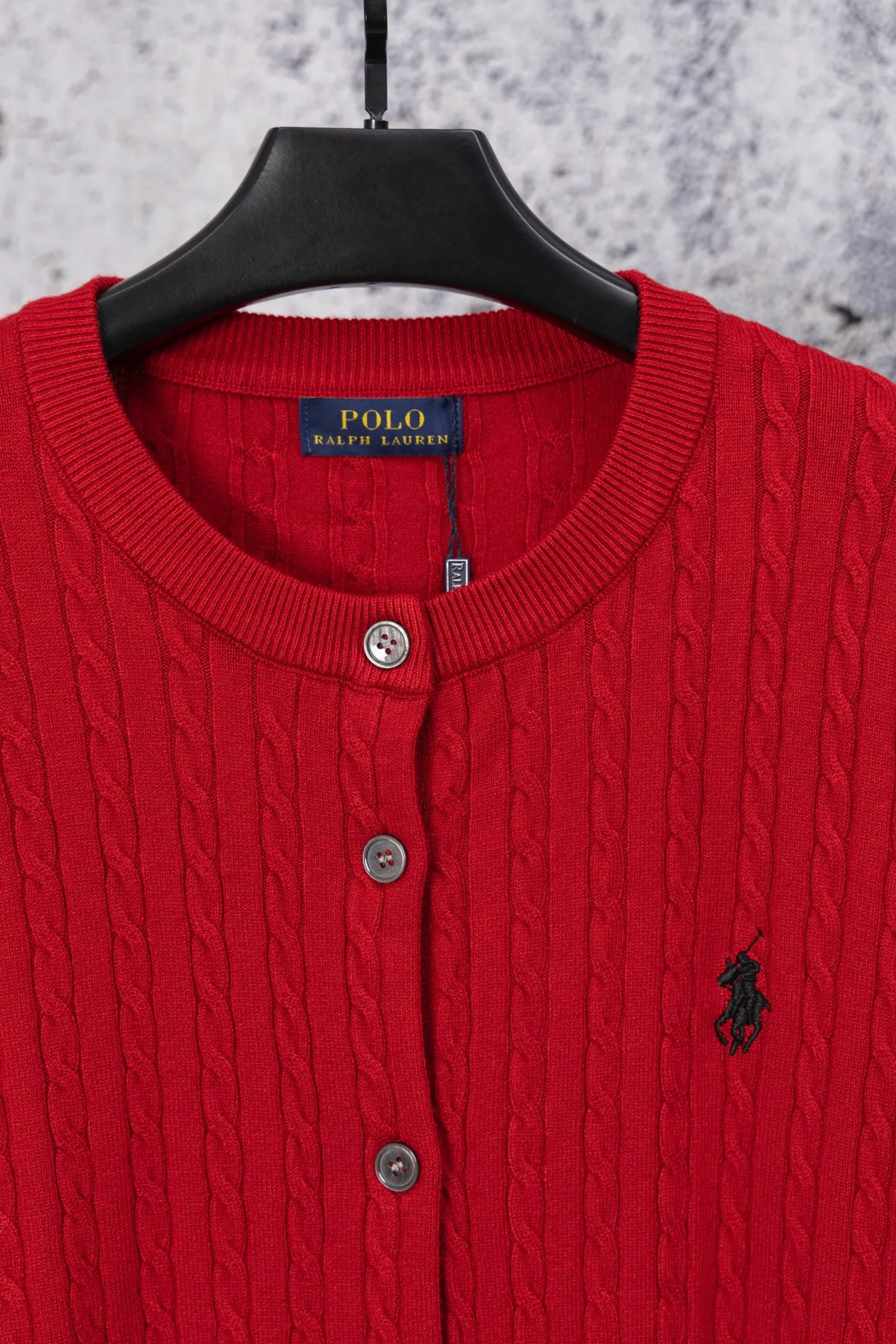 P170 Ralph Lauren Classic Round Neck Solid Color Pony Embroidered Logo Knitted Cardigan Long Sleeve Ralph Lauren Classic Basic Versatile Twist Knitted Cardigan Long Sleeve Main supply platform live broadcast Wholesale entity Replenish when out of stock Not removed from the shelves Quality 1:1 patterning Complete three standards Correct version of pony logo Imported quality cotton yarn Focus on high-end Cost-effective Good quality Needless to say Zhao Lusi's same style is really amazing, so sweet I'm so beautiful. This cardigan is really good-looking. It's simple and easy to wear. It's a must-have for goddess ootd. Good-looking clothes are never picky. A must-have in the wardrobe of goddesses. Size: S-XL. Color: black, apricot, gray, navy, red, white.